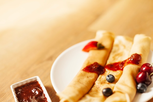 Foto grátis pancakes com molho de baga