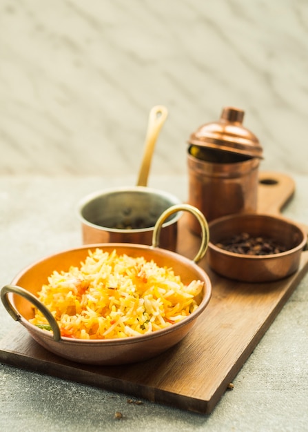 Panela com arroz na cozinha