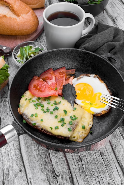 Panela de alto ângulo com ovo e legumes