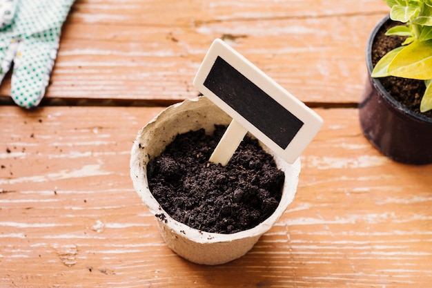 Panela de flor de alto ângulo em cima da mesa