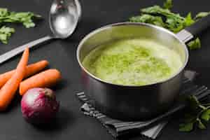 Foto grátis panela de sopa com cenoura e cebola