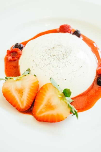 Panna cotta com morango e rasberry