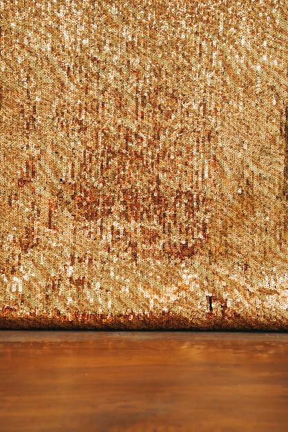 Pano de fundo abstrato glitter dourado na mesa de madeira