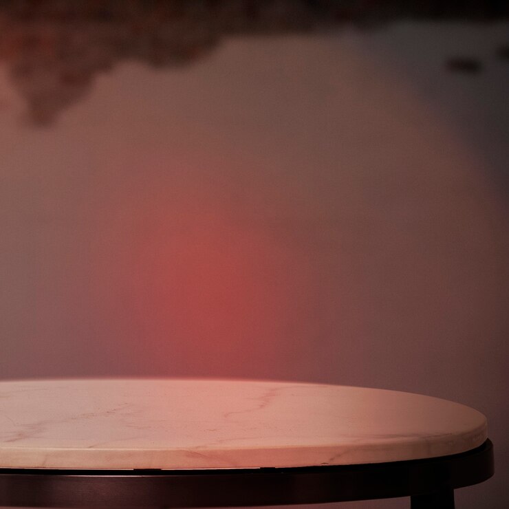 Foto grátis pano de fundo de produtos de café, mármore branco com luz neon vermelha