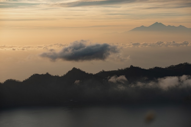 Panorama. amanhecer com vista para o vulcão. vulcão batur. bali, indonésia