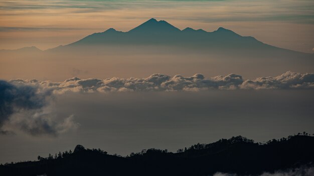 Panorama. Amanhecer com vista para o vulcão. Vulcão BATUR. Bali, Indonésia