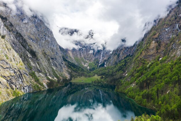 Panorama cênico da montanha com prados verdes e turquesa idílico