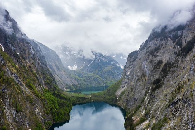 Panorama cênico da montanha com prados verdes e turquesa idílico