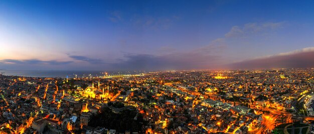 Panorama da cidade de Istambul ao entardecer na Turquia.