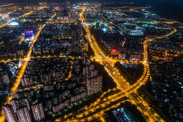 panorama da cidade moderna vista noturna