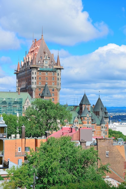 Panorama da paisagem urbana de Quebec City com nuvens, céu azul e edifícios históricos.