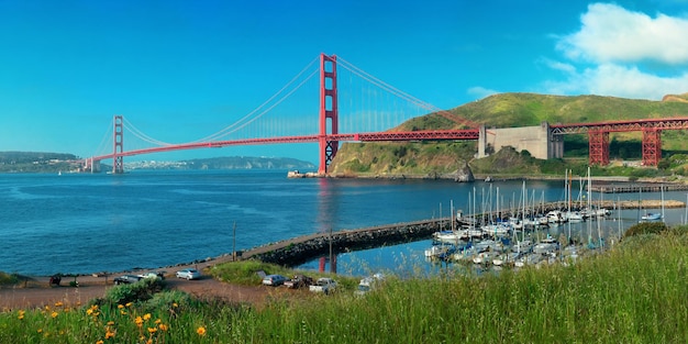Panorama da ponte Golden Gate em San Francisco com baía e barco