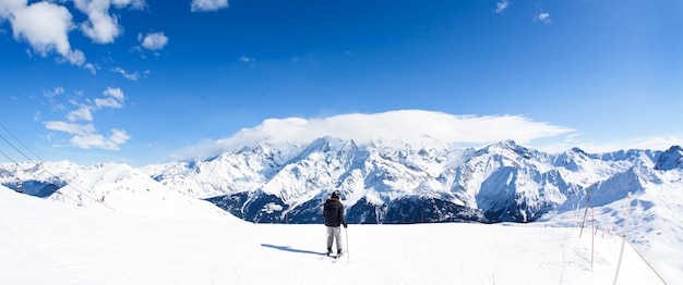 Panorama de esqui de inverno nos Alpes