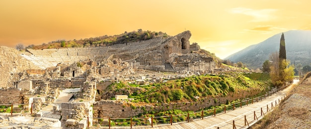 Panorama do anfiteatro romano na cidade de éfeso ao pôr do sol. turquia. patrimônio cultural da unesco