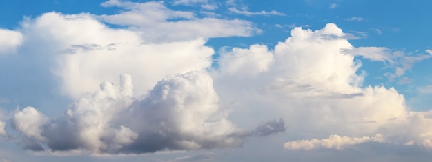 Panorama do céu azul com grandes nuvens brancas encaracoladas