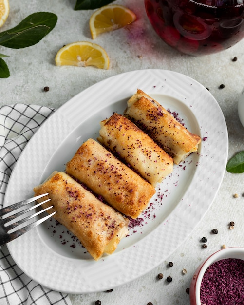 Foto grátis panqueca de carne coberta com bérberis secas