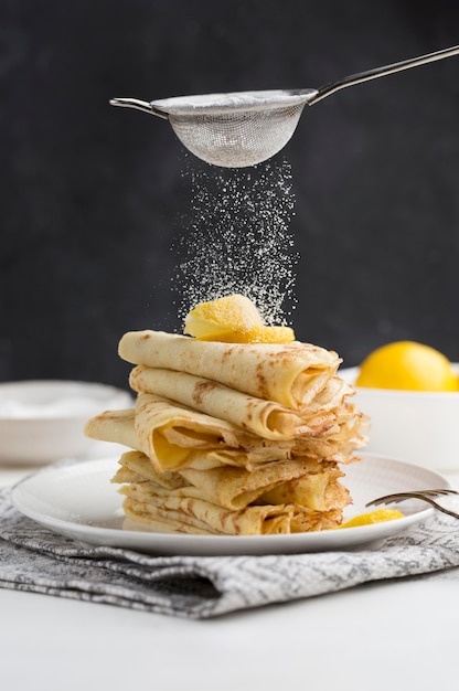 Foto grátis panquecas cobertas com açúcar de confeiteiro