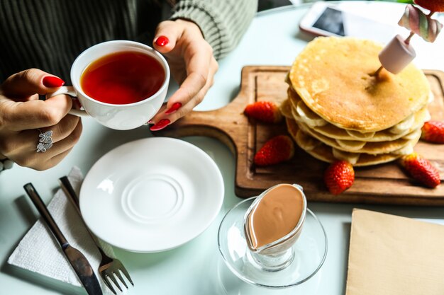 Panquecas com banana fatiada e morango