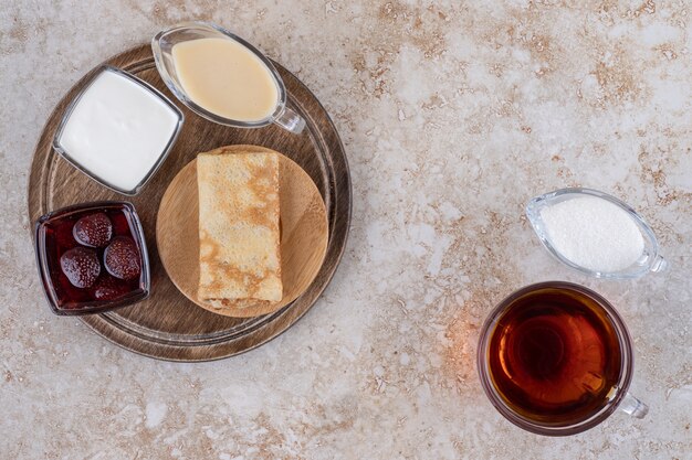 Panquecas com creme de leite e uma xícara de chá