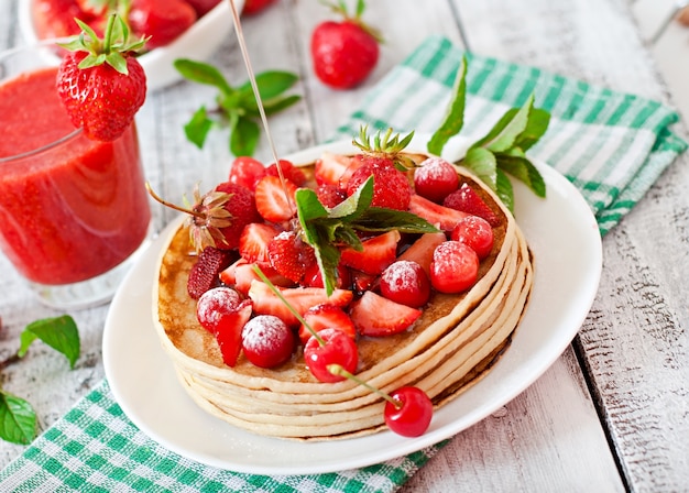 Panquecas com morangos e smoothie de morango em estilo rústico