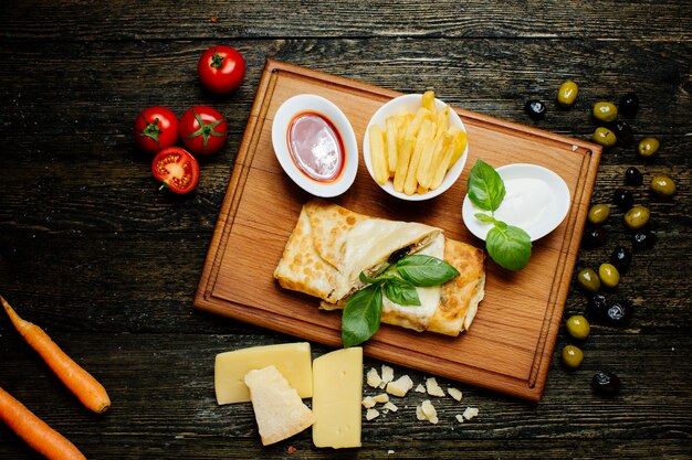 Panquecas de carne com batatas fritas e ketchup