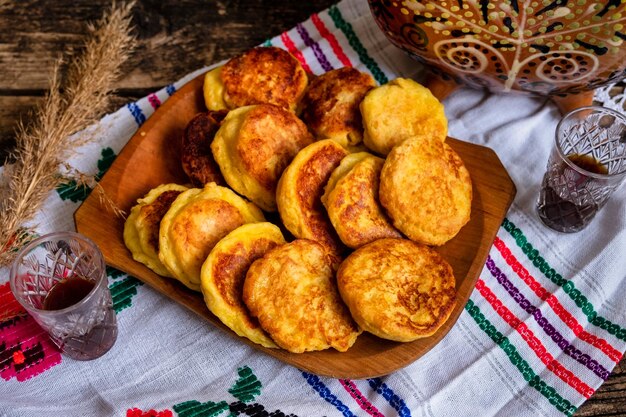 Panquecas de queijo romenas e ucranianas tradicionais cozidas em estilo rústico local