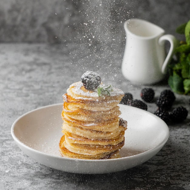 Foto grátis panquecas deliciosas com açúcar de confeiteiro