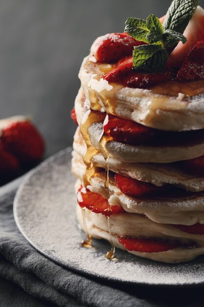 Panquecas deliciosas com morangos e mel