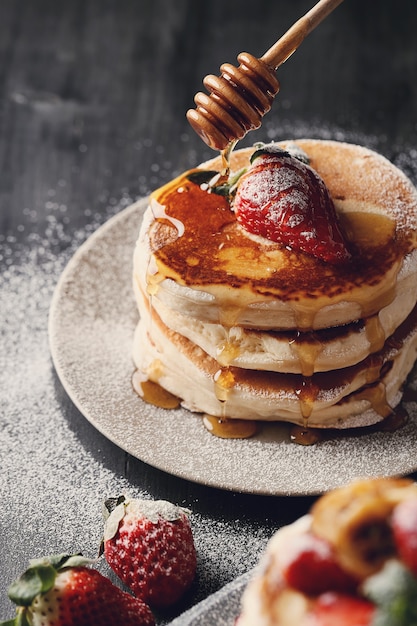 Panquecas deliciosas com morangos e mel