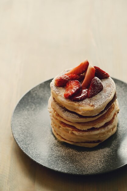 Panquecas deliciosas com morangos