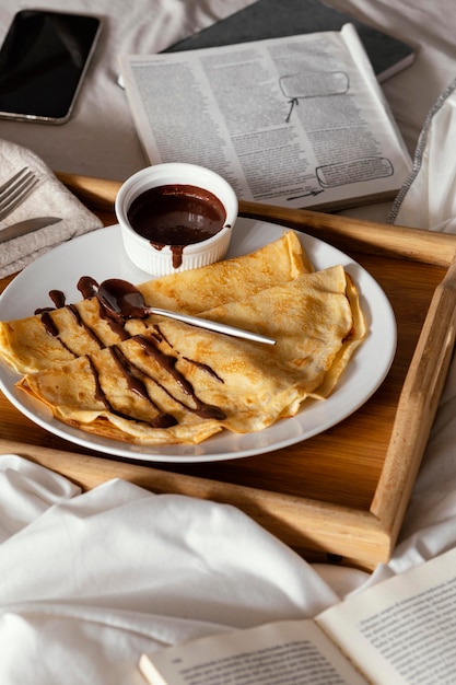 Foto grátis panquecas deliciosas de ângulo alto com chocolate