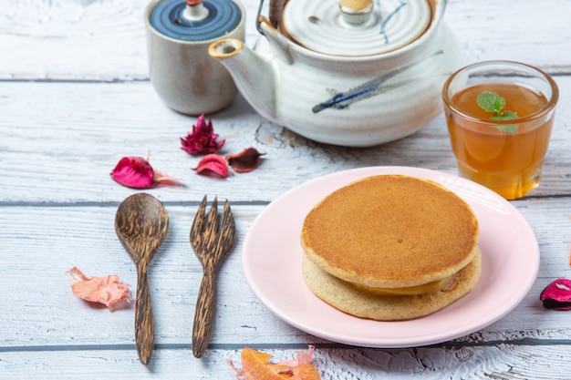 Foto grátis panquecas dorayaki recheadas com comida japonesa de baunilha.