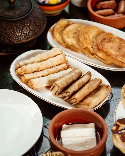 Panquecas enroladas com croutons e queijo em cima da mesa