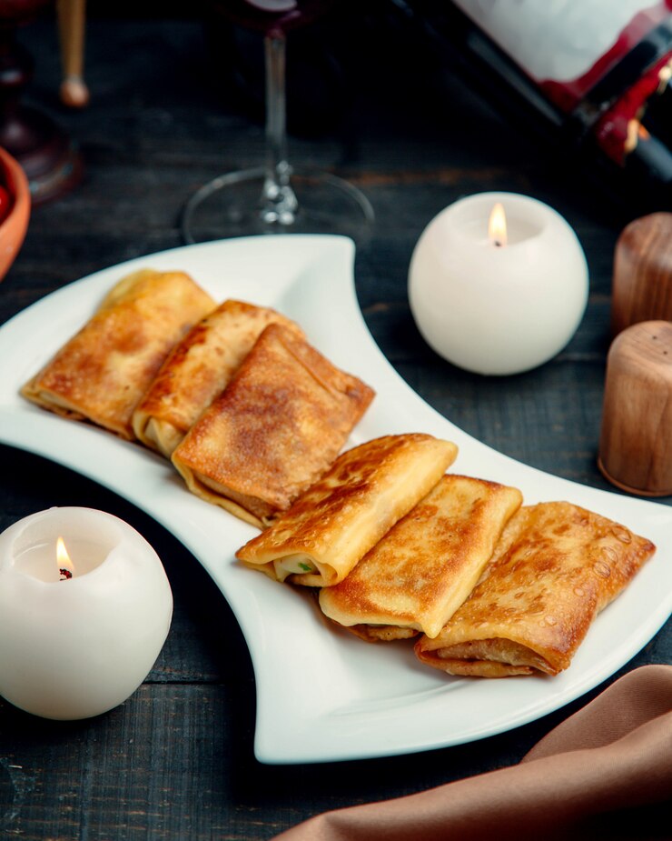 Foto grátis panquecas fritas no prato e velas