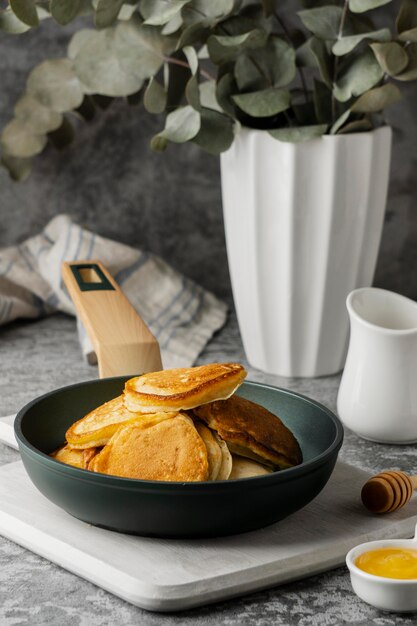 Panquecas saborosas de ângulo alto na frigideira