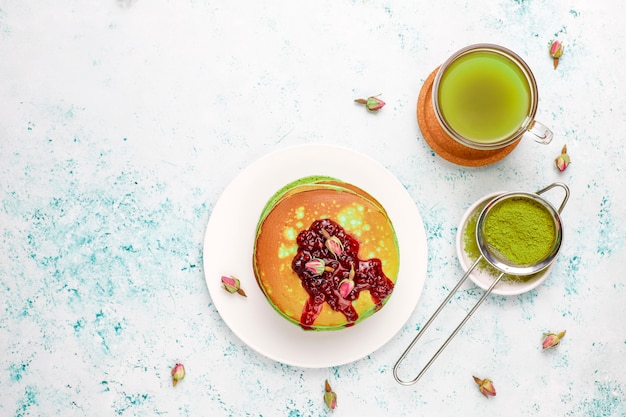 Panquecas verdes com matcha em pó com geléia vermelha, vista superior