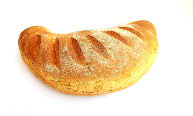Pão acabado de cozer isolado em um fundo branco