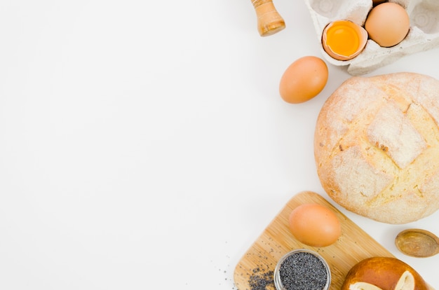 Pão artesanal com ingredientes e utensílio de cozinha