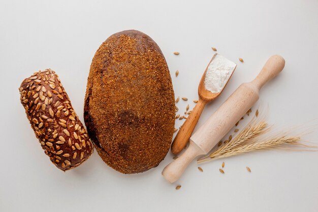 Pão assado com rolo e farinha