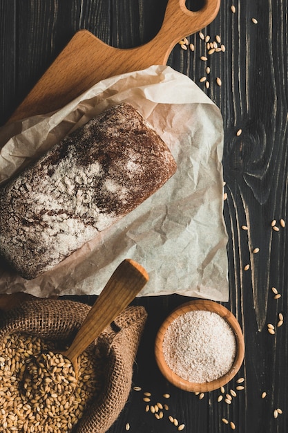 Foto grátis pão assado composto a bordo