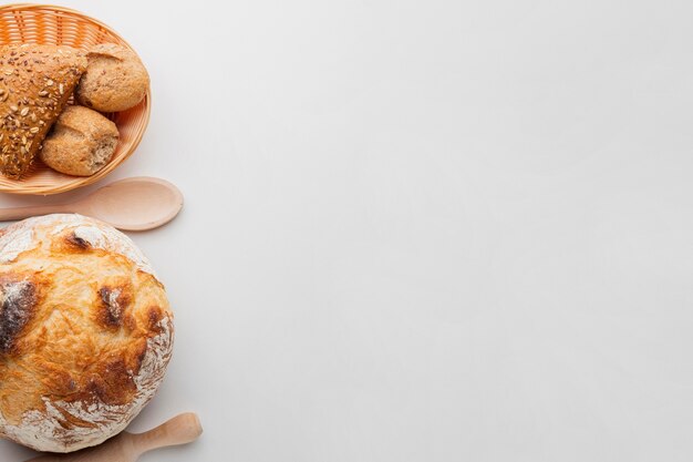 Pão assado e cesta de pastelaria