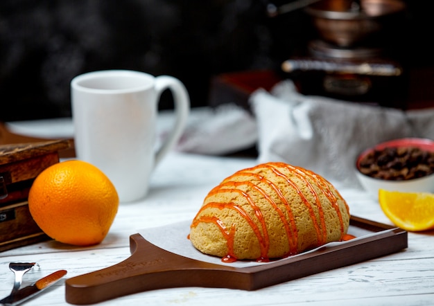 Pão branco coberto com calda de caramelo