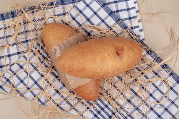 Pão branco em corda na toalha de mesa