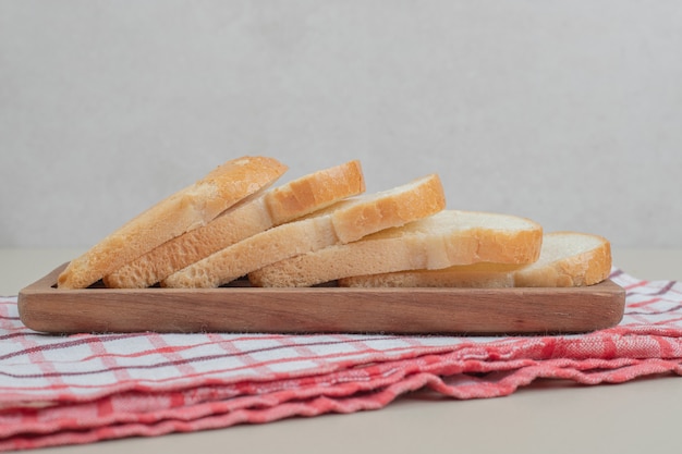 Pão branco fatiado na placa de madeira. Foto de alta qualidade