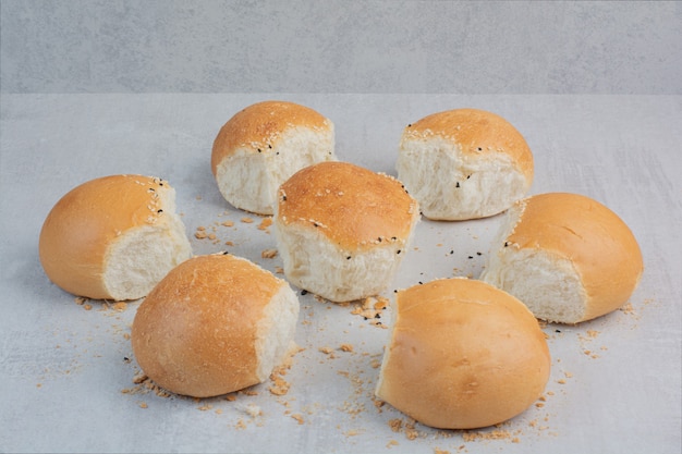 Foto grátis pão branco fresco redondo sobre fundo de mármore.