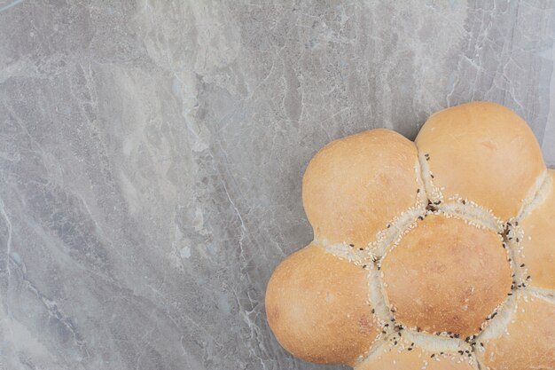 Pão branco redondo na superfície de mármore