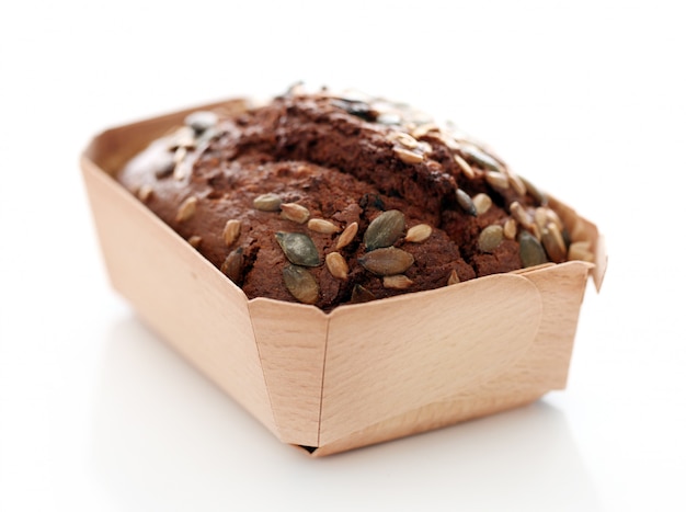 Pão caseiro com grãos em uma caixa