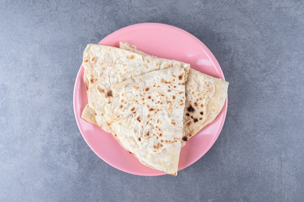 Foto grátis pão caseiro lavash num prato, no mármore.