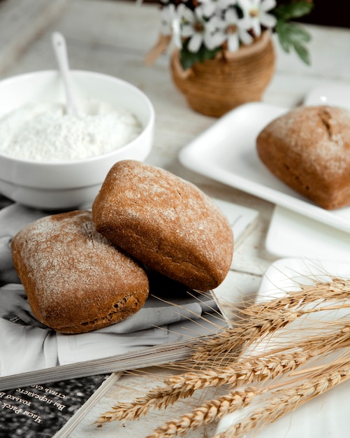 Pão coberto com farinha