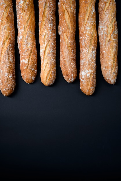 Foto grátis pão comprido com farinha